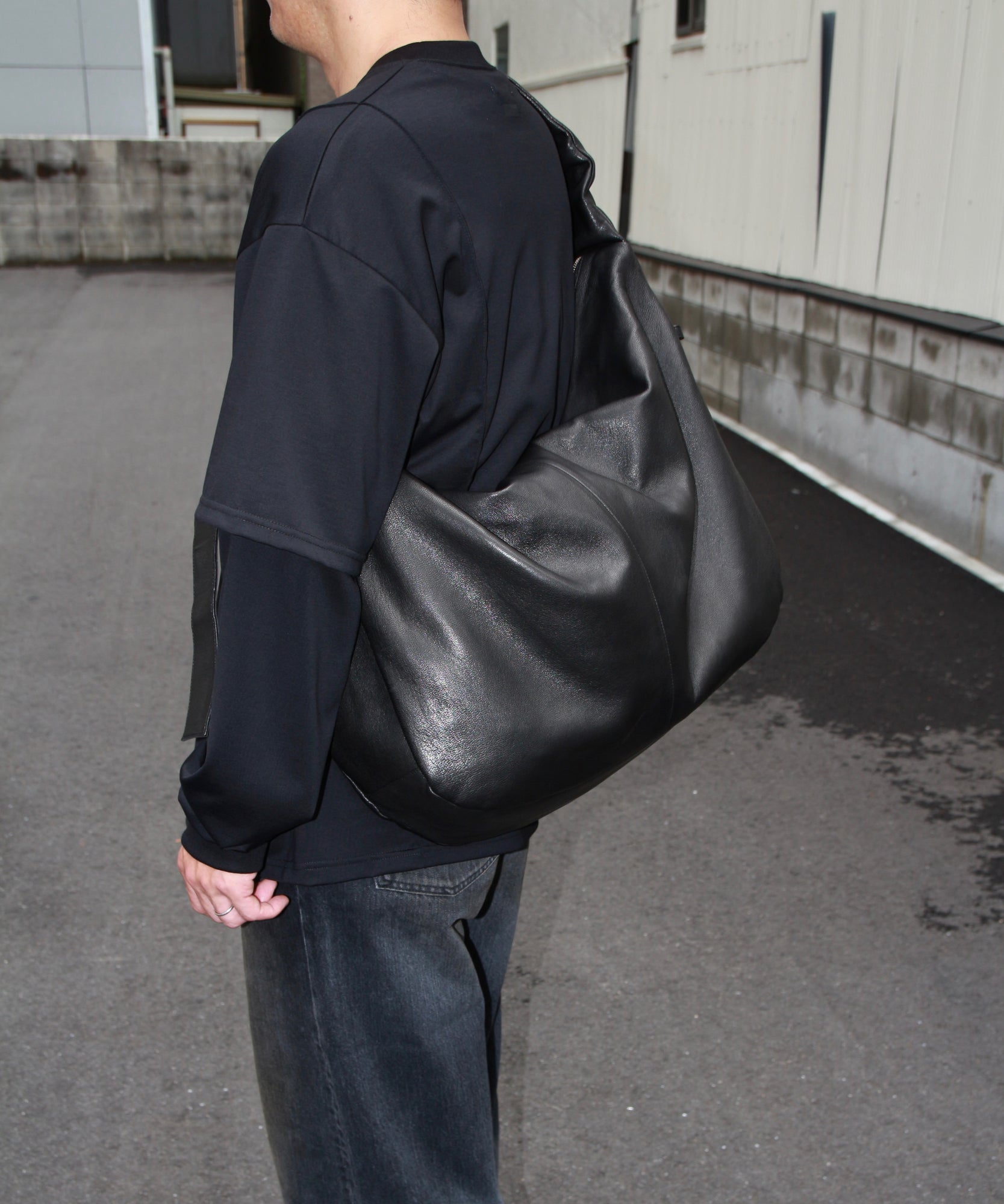 SHIRRING HANDLE LEATHER SHOULDER BAG "BLACK"