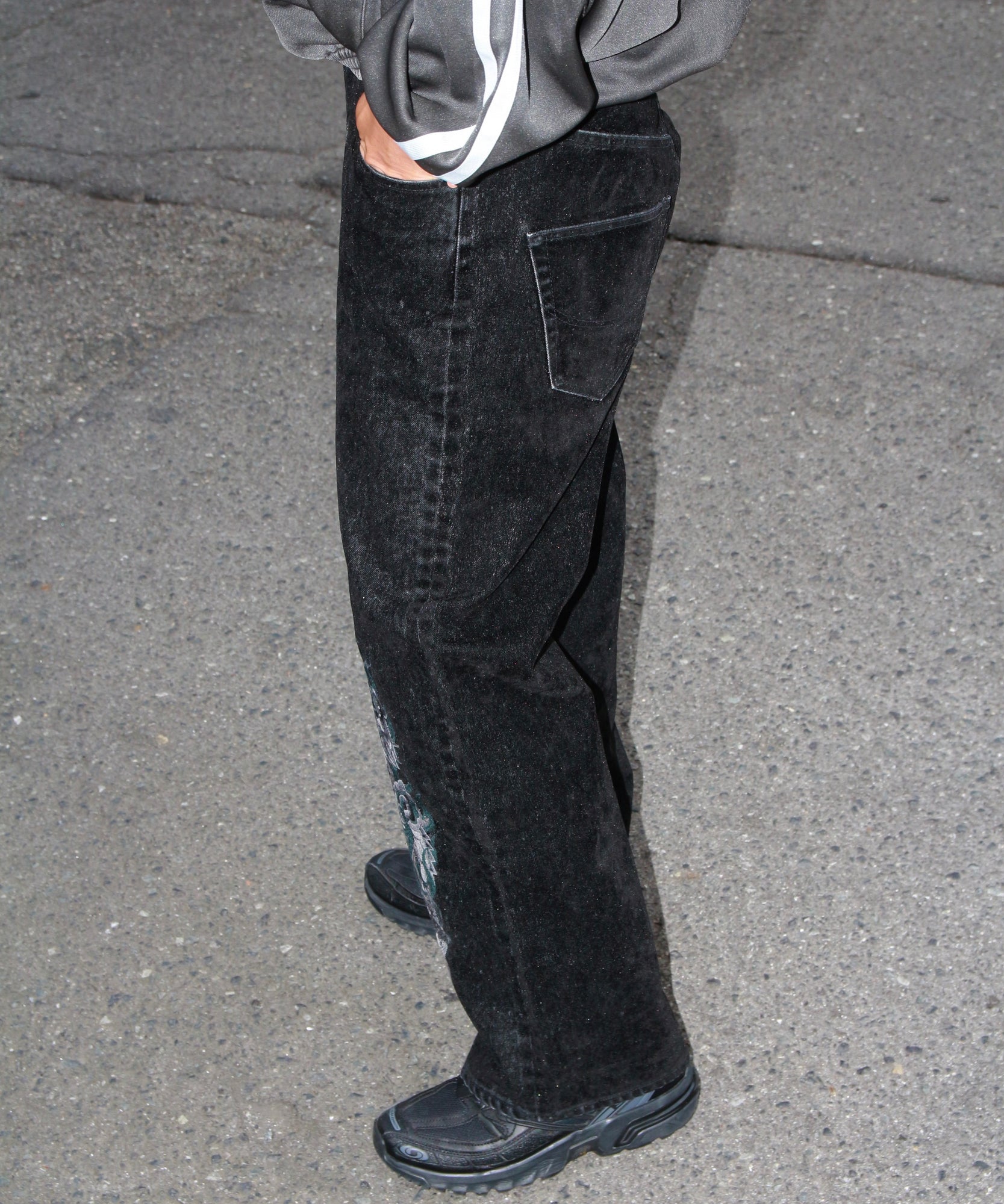 FLOCKED DENIM EMBROIDERED PANTS "BLACK"