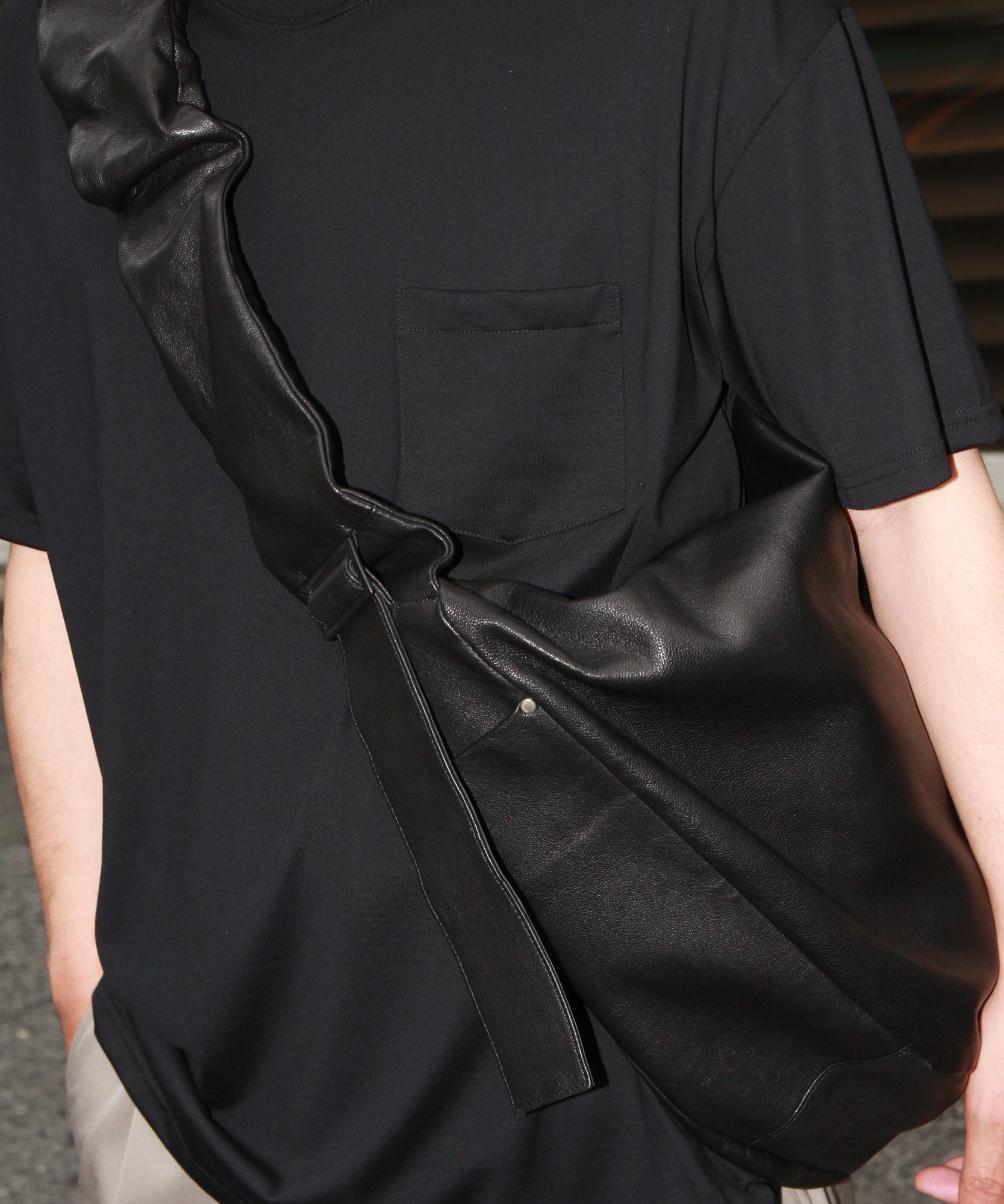 SHIRRING HANDLE LEATHER SHOULDER BAG "BLACK"