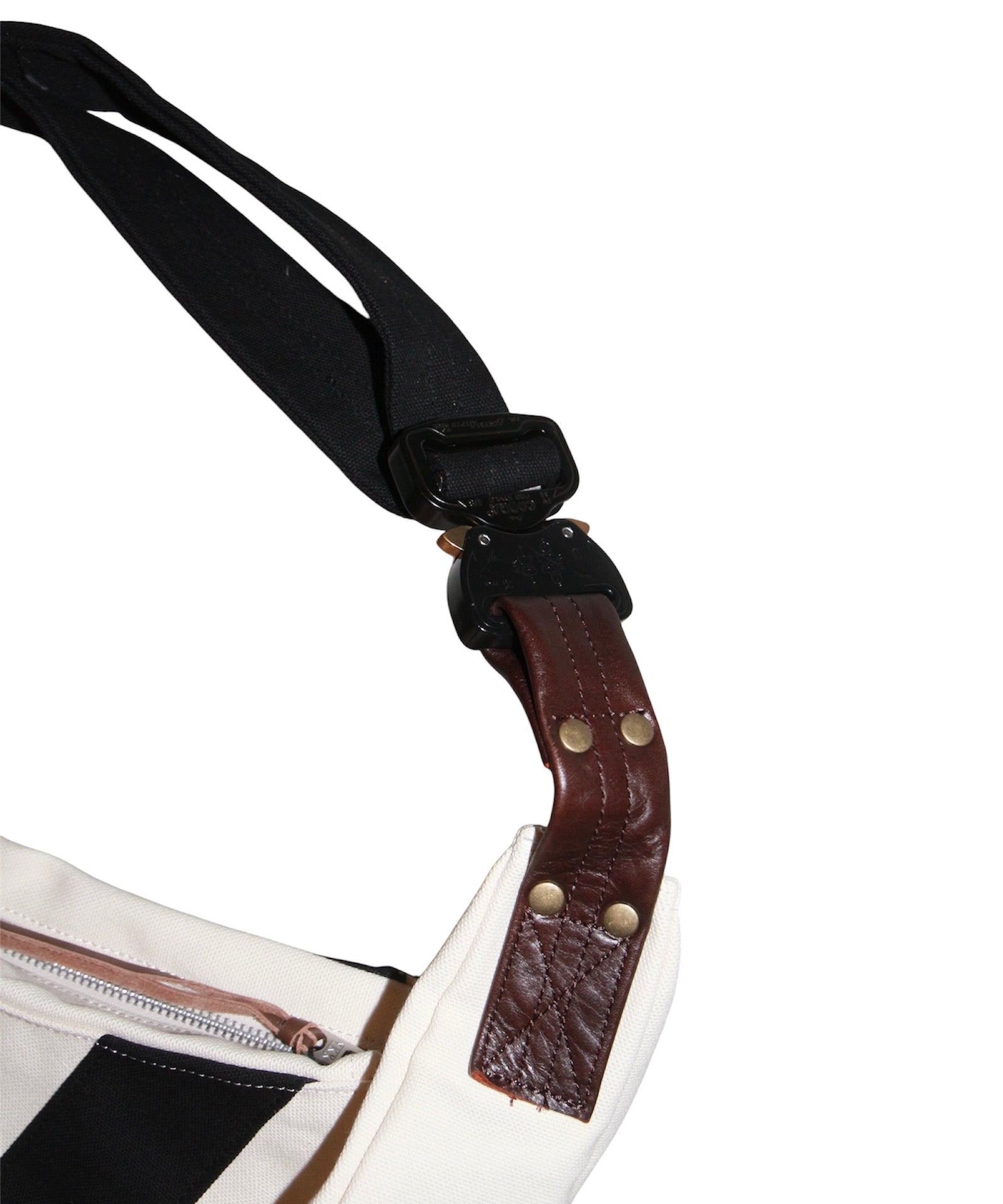 3D cutting messenger bag "BLACK"